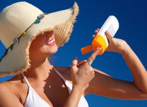 Loại da nhờn mụn nên dùng kem chống nắng nào tốt nhất hiện nay